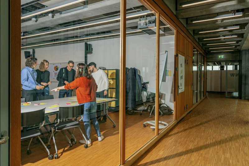 Mitarbeitende der FHNW am FHNW Campus Muttenz