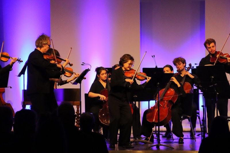 Das Kammerorchester spielt auf der Bühne
