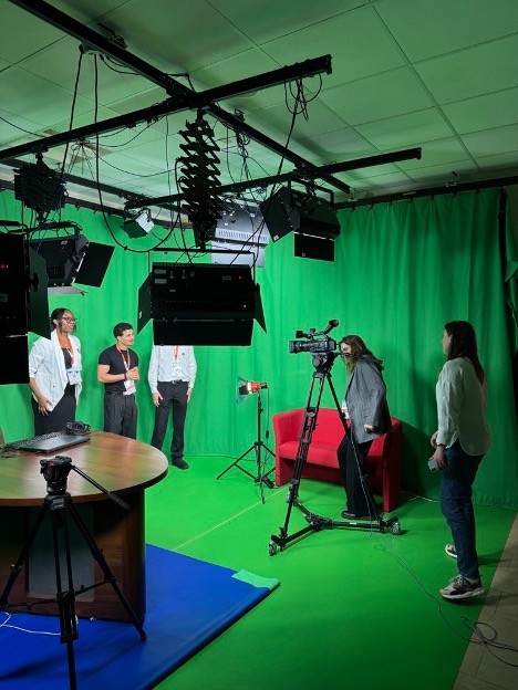 Personen beim Medientraining in einem Videostudio
