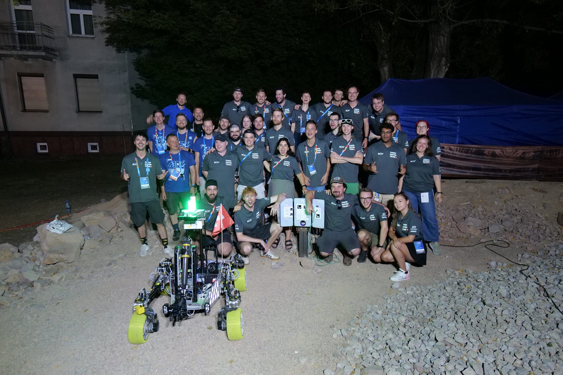 Das Siegerteam der FHNW mit Rover "Hufi"