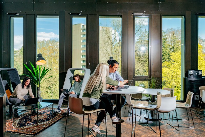 Personen sitzen auf dem FHNW Campus Brugg-Windisch