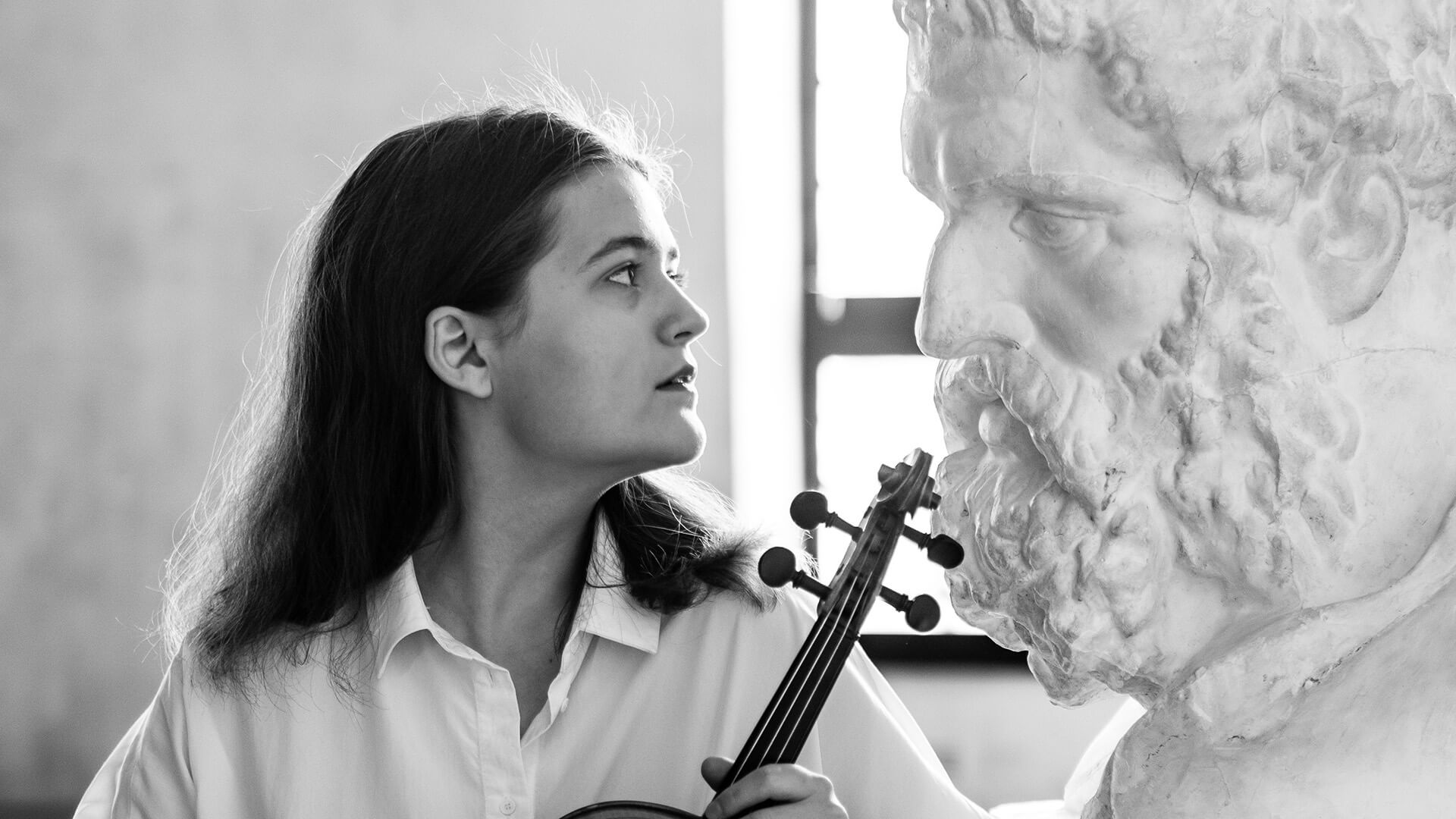 Schwarz-weiss-Foto von Varvara Vasylieva mit ihrer Geige