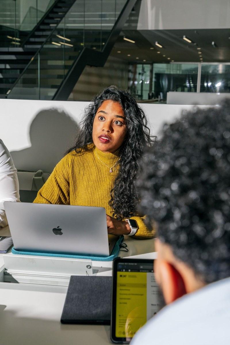 Eine junge Frau vor einem Macbook