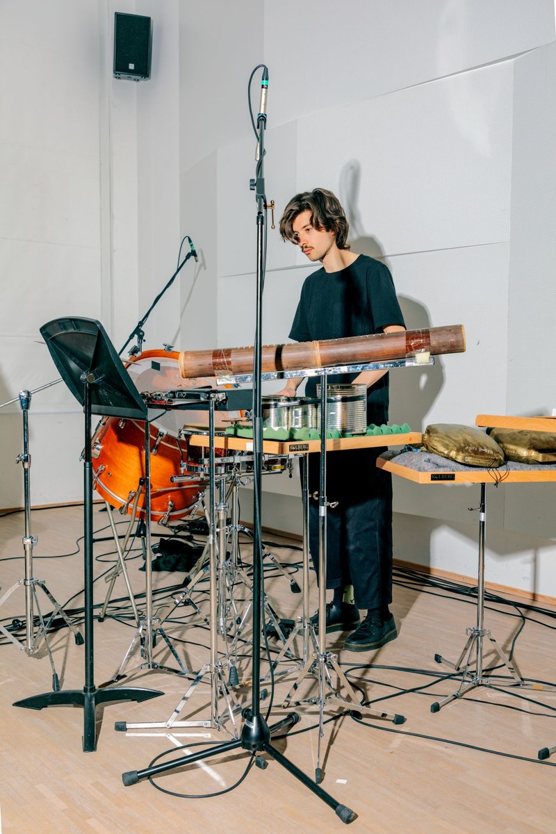 Ein junger Mann an einem Schlagzeug