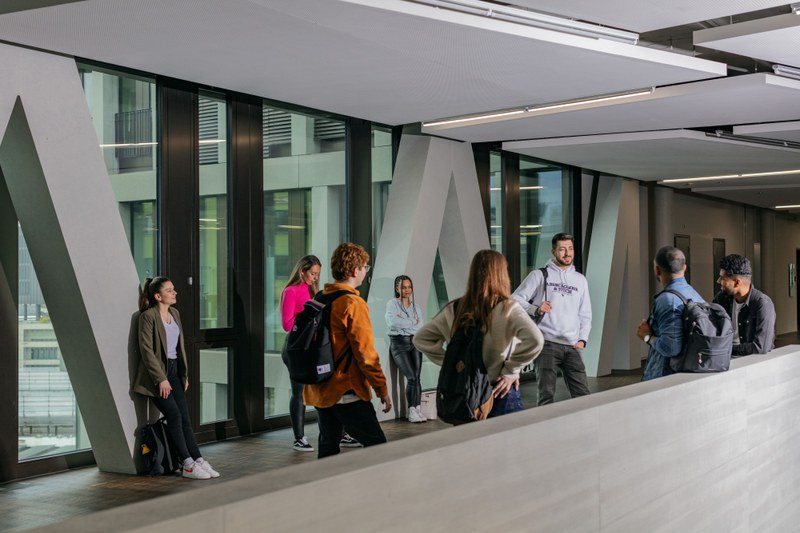Studierende auf dem FHNW Campus Brugg-Windisch