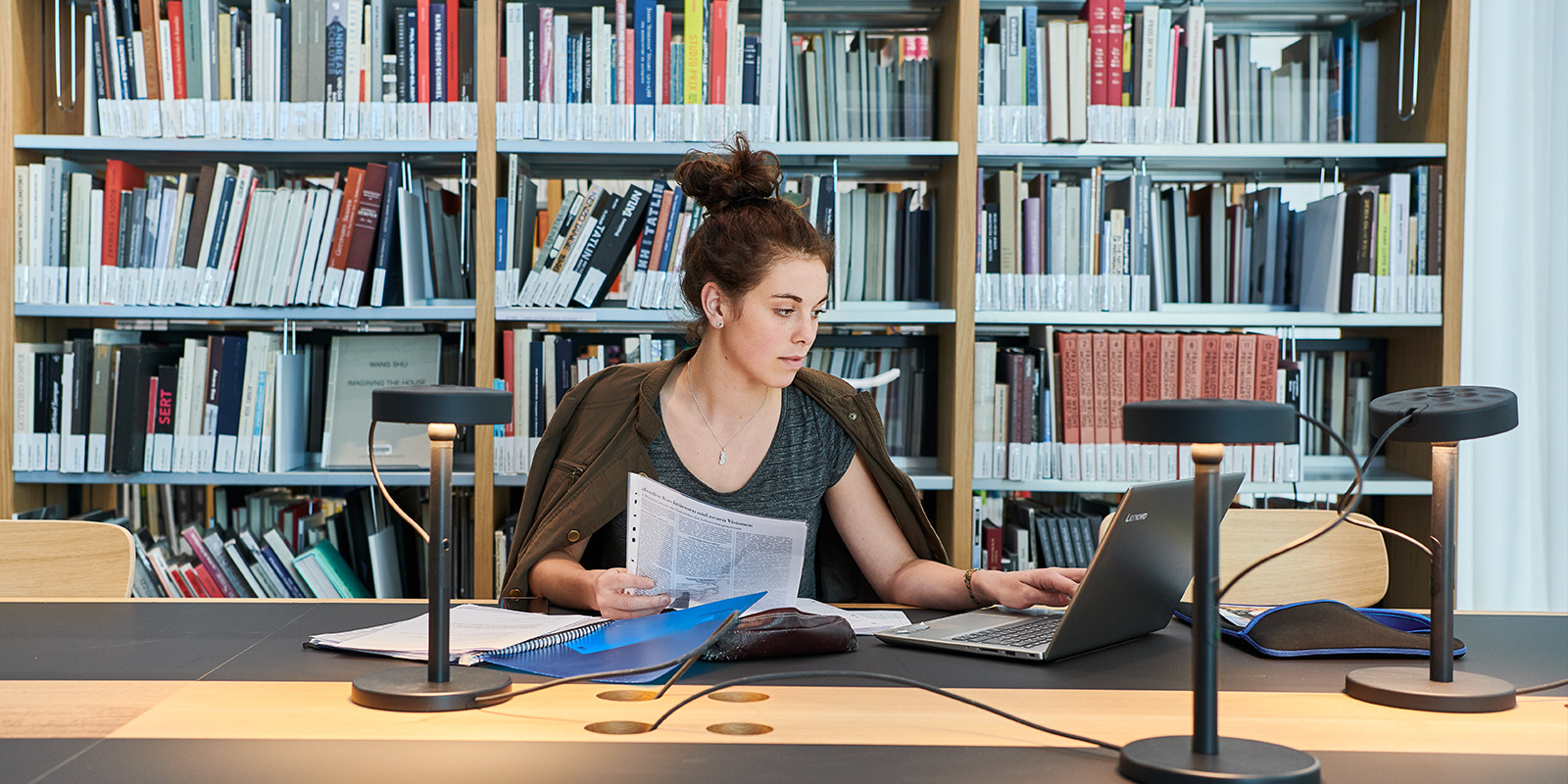 Studentin befasst sich mit interdisziplinären Themen