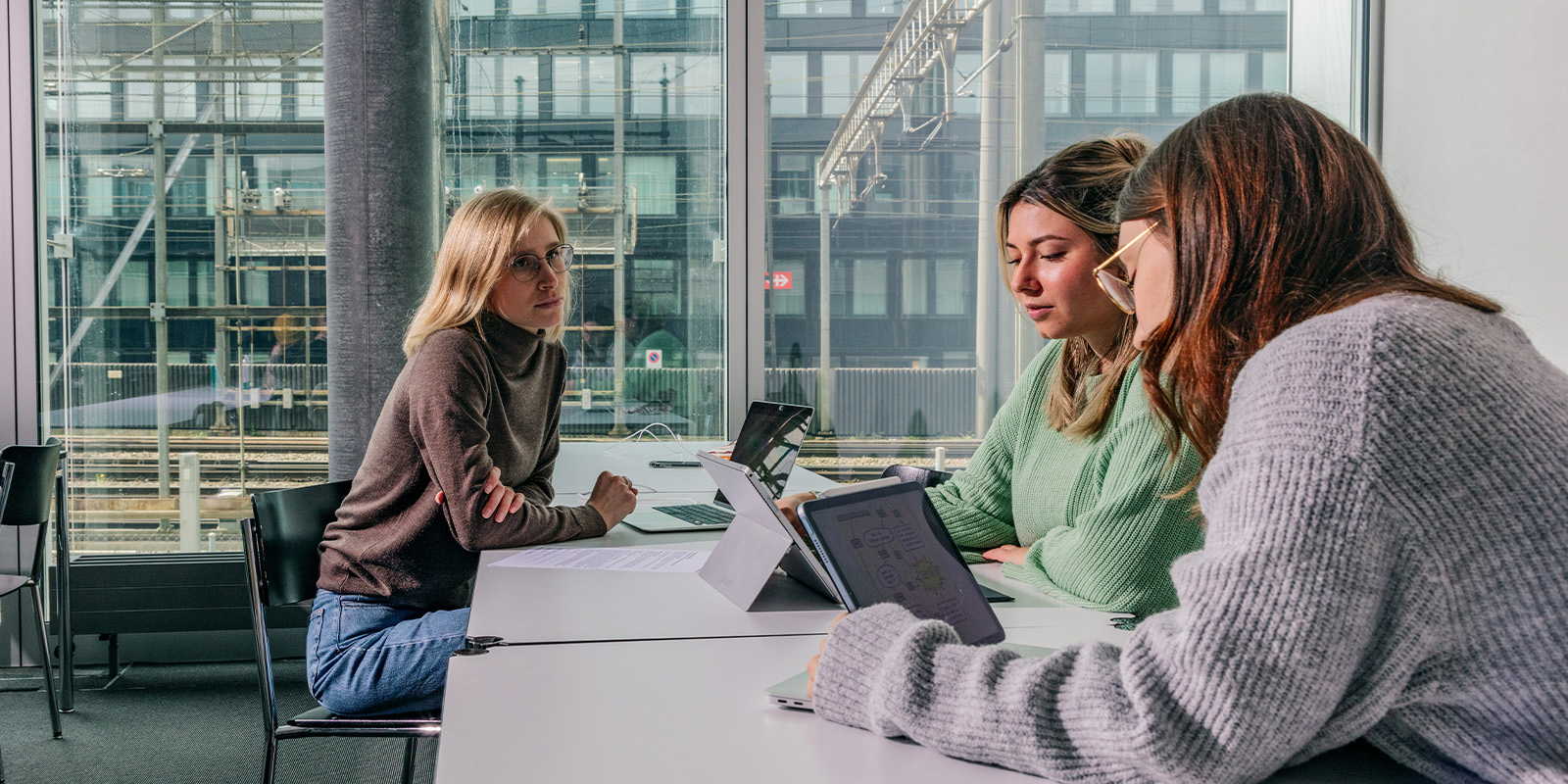 Studentinnen und Tutorin in einer Besprechung