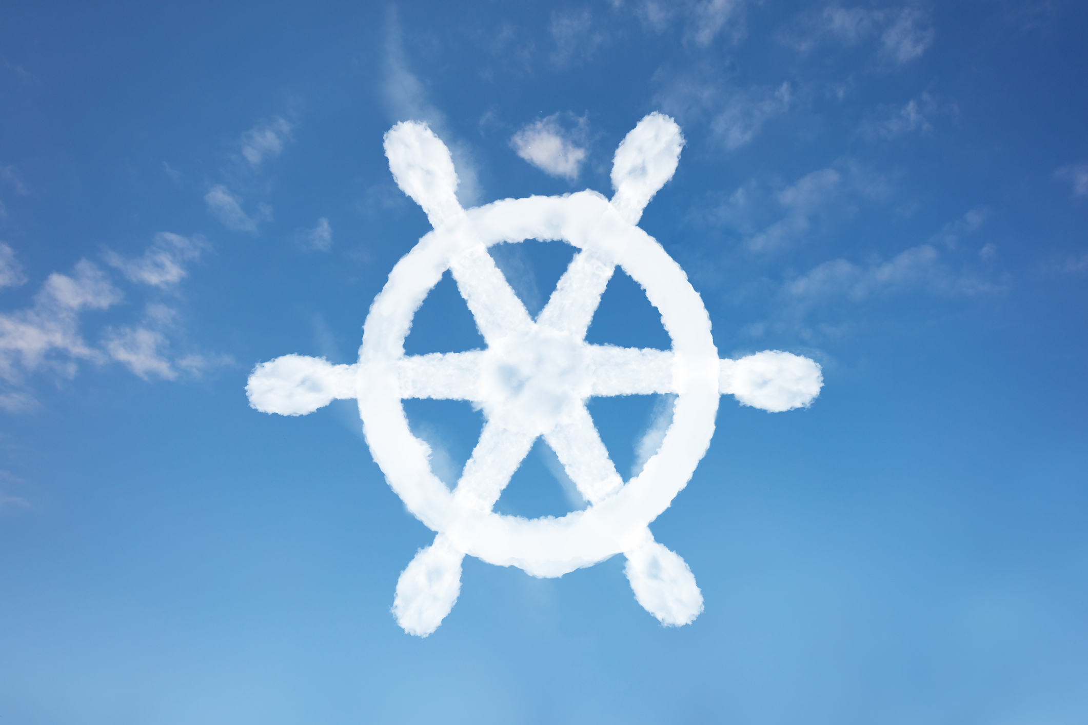 Kubernetes Logo als Wolke vor einem blauen Himmel