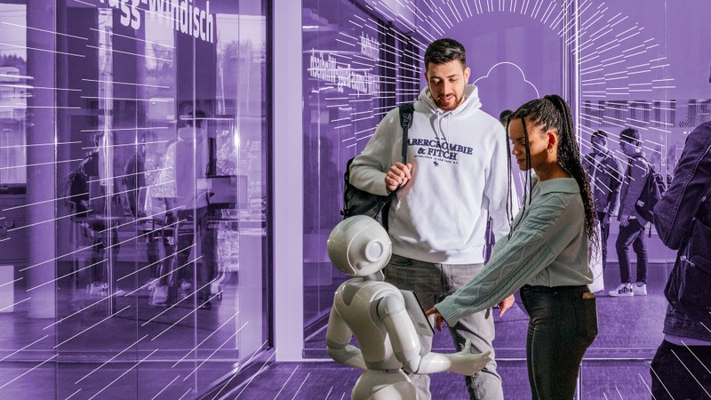 Ein Mann und eine Frau interagieren mit dem Roboter Temu. Der Roboter ist etwa einen Meter gross und trägt ein Display auf dem Bauch, mit dem man interagieren kann