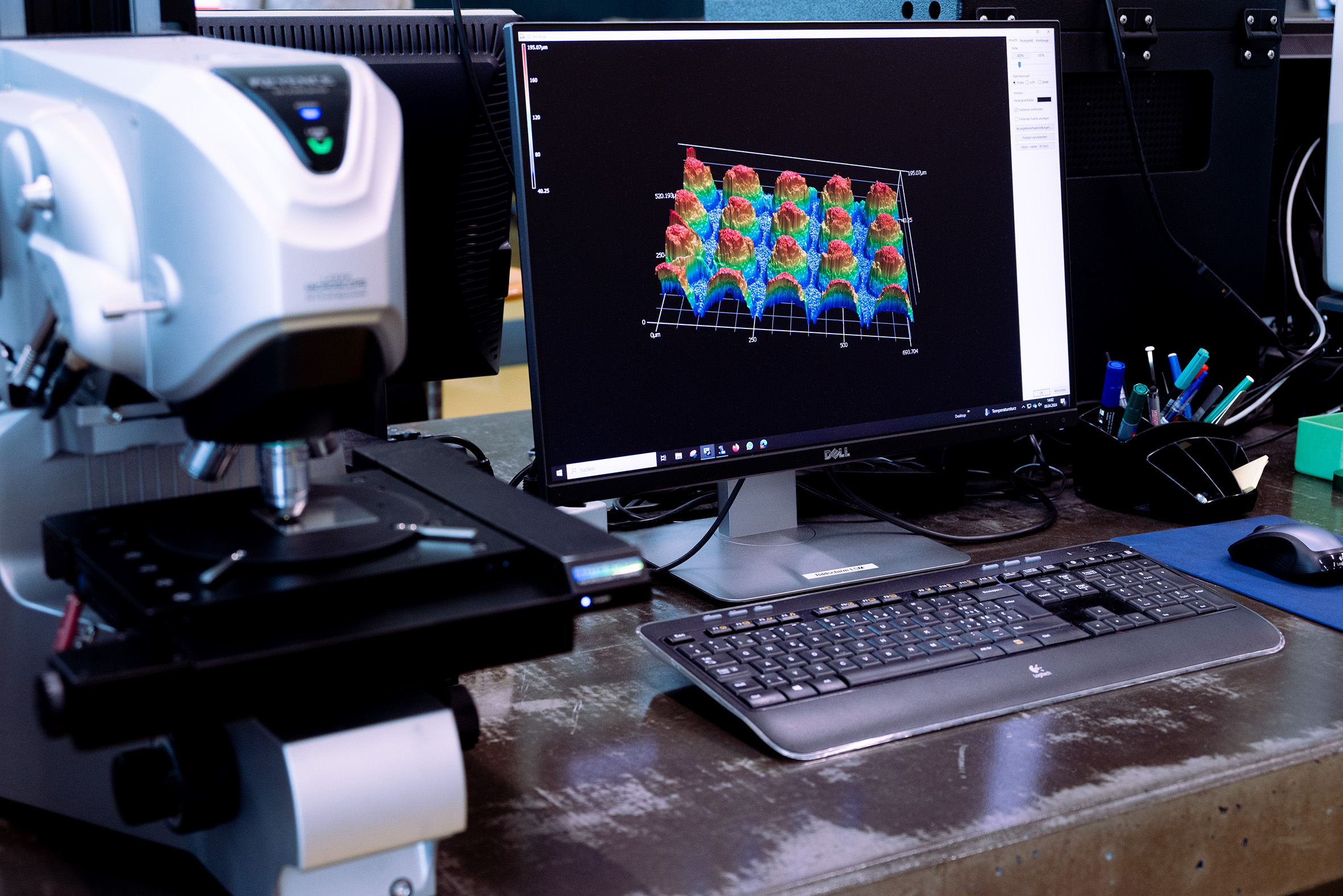 Laser scanning microscope for imaging 3D surface profiles.