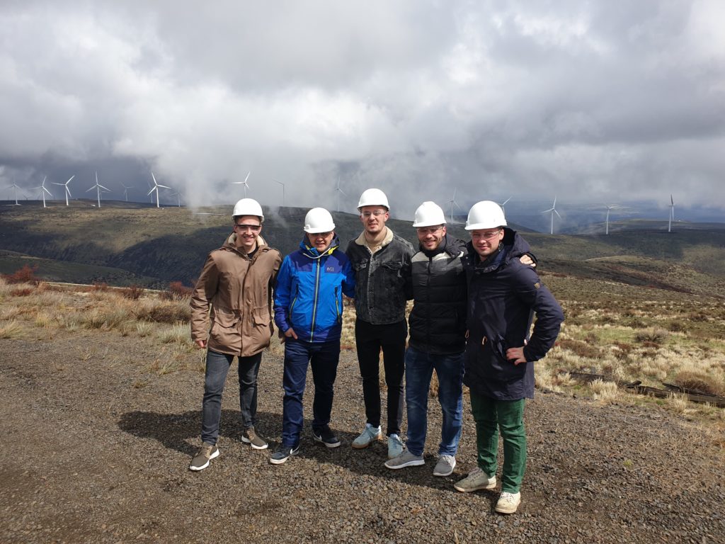EUT-Studenten Gabriel Ackermann, Fabian Fankhauser, Dardan Bajrami, Diego Mäder und Lukas Schoepke vor dem Windkraftwerk in Ellensburg (Washington). 